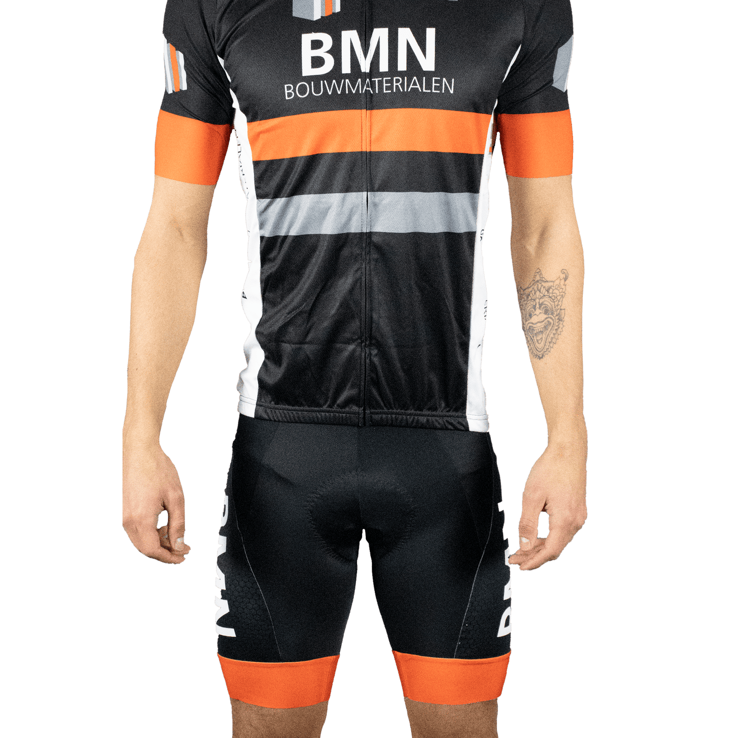 BMN Bouwmaterialen koersbroek gedragen door model – professionele wielerbroek met ergonomische pasvorm en bretels