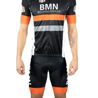 BMN Bouwmaterialen koersbroek gedragen door model – professionele wielerbroek met ergonomische pasvorm en bretels