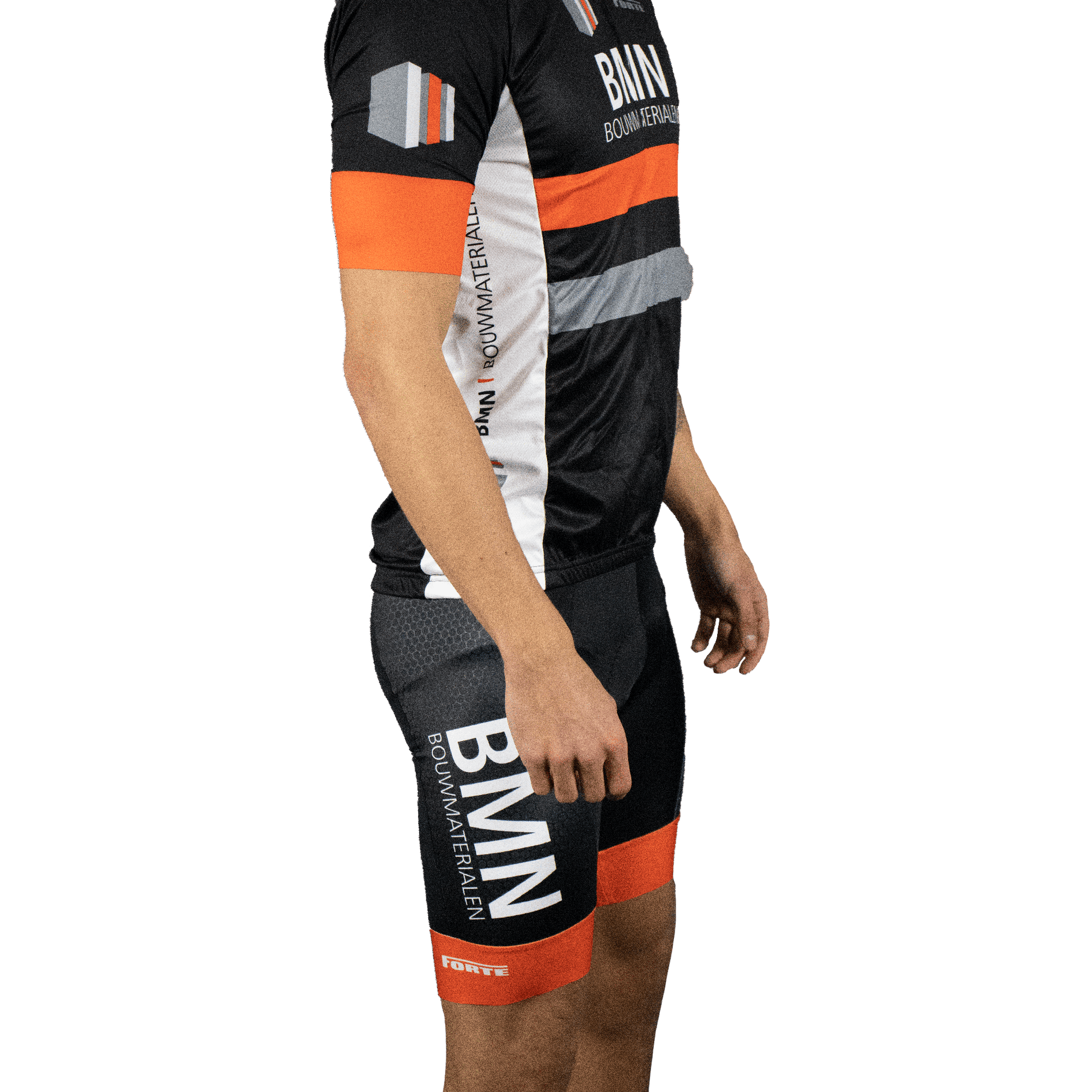 zijaanzicht van BMN koersbroek op model – comfortabele, goed aansluitende fietsbroek met BMN-logo zichtbaar op de zijkant