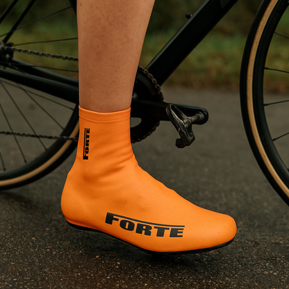 Overschoen van oranje rubber gekleurdvoor schone en droge voeten tijdens de wielerrit - wielrennen shoecover