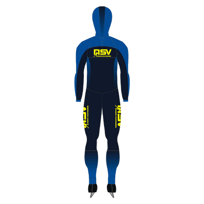 NSV lycra speedpak met cap voor kinderen – licht en aerodynamisch schaatspak met cap van de Nijmeegse Schaatsvereniging, ontworpen voor jonge langebaanschaatsers die snelheid en bewegingsvrijheid nodig hebben op de 400-meterbaan - achterkant