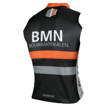 Achteraanzicht BMN windvest windstopper – ademend rugpand met reflectie en subtiel BMN-logo voor zichtbaarheid en comfort